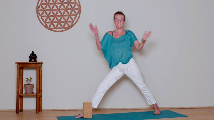 Suivre le cours de yoga en ligne Le retour des tournages avec Delphine Denis | Présentations