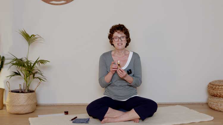 Suivre le cours de yoga en ligne Auto-massages pour bien dormir avec Delphine Denis | Ayurveda, Méditation