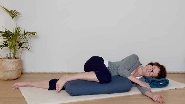 Suivre le cours de yoga en ligne Se reposer en journée : La sieste avec Delphine Denis | Restorative Yoga