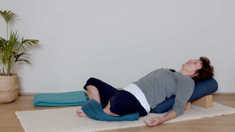 Suivre le cours de yoga en ligne Se reposer en journée : La déesse endormie avec Delphine Denis | Restorative Yoga